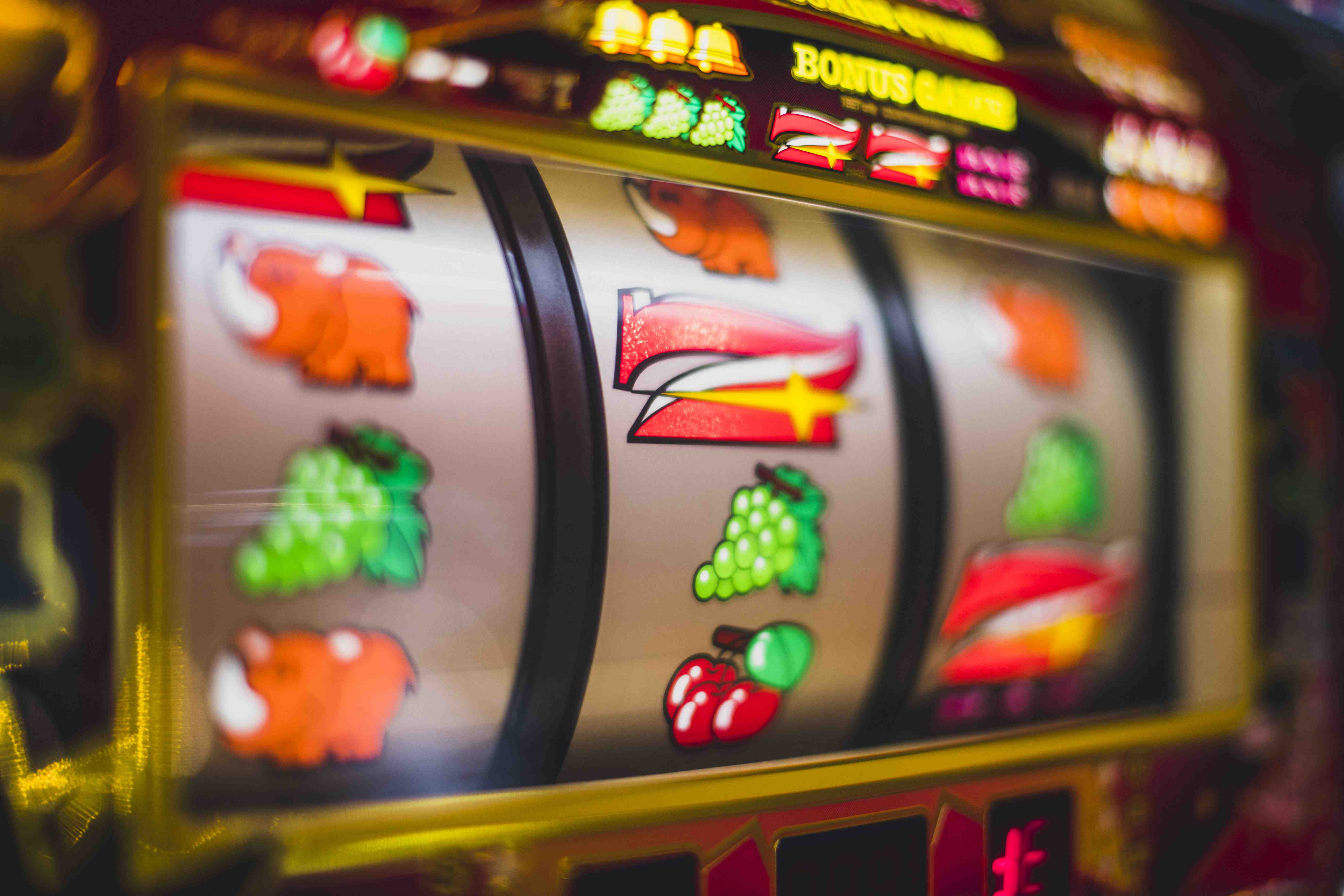 Pemain sriwijayatogel merayakan kemenangan taruhan dengan layar pemenang jackpot